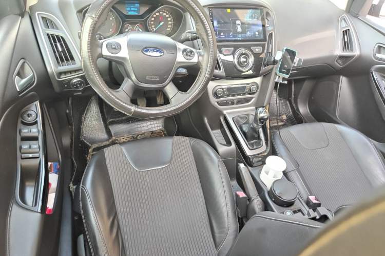 Used Ford Focus 2012 Hatchback 1.6L Manual Fashion Edition Center Console