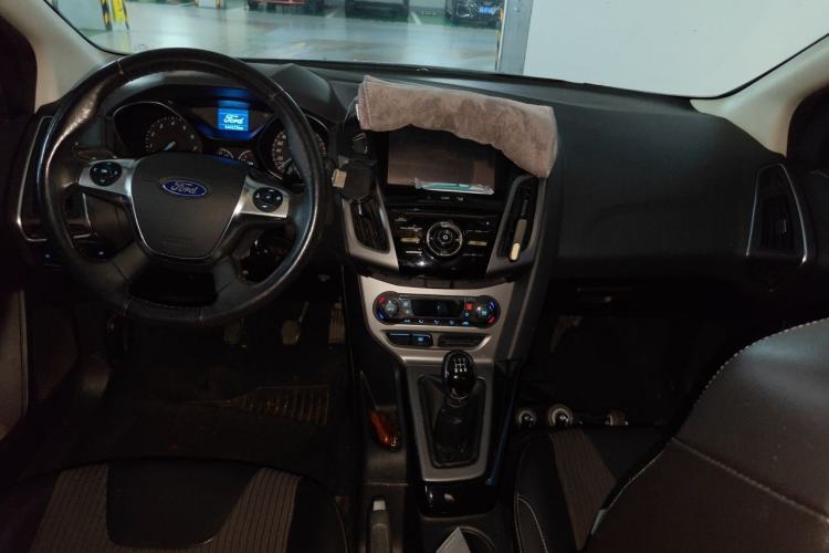 Used Ford Focus 2012 Sedan 1.6L Manual Fashion Edition Center Console