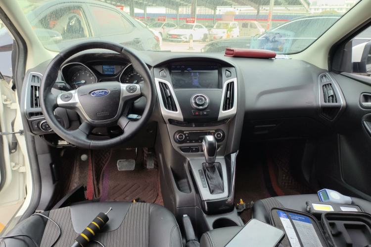 Used Ford Focus 2012 Sedan 1.6L Automatic Fashion Edition Center Console