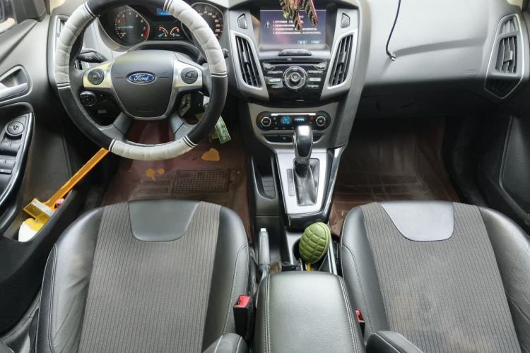 Used Ford Focus 2012 Hatchback 1.6L Automatic Fashion Edition Center Console