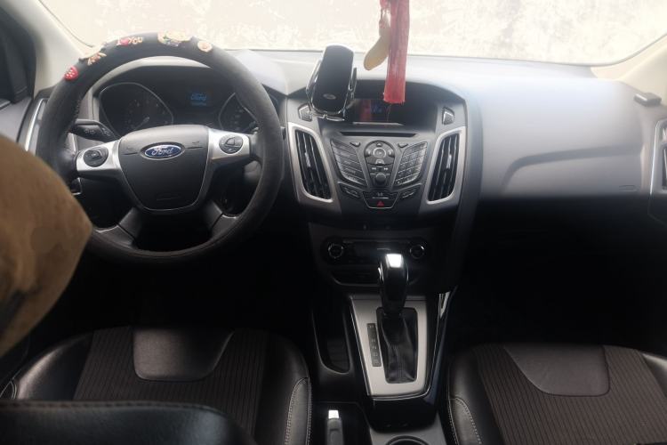 Used Ford Focus 2012 Sedan 1.6L Automatic Fashion Edition Center Console