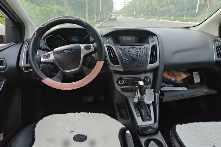 Used Ford Focus 2012 Sedan 1.6L Automatic Fashion Edition Center Console