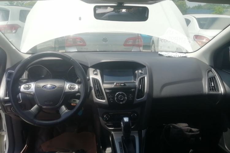 Used Ford Focus 2012 Hatchback 1.6L Automatic Fashion Edition Center Console
