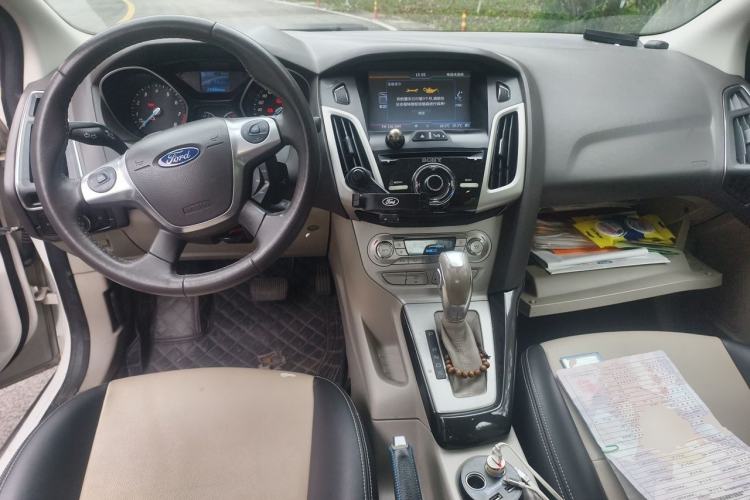Used Ford Focus 2012 Sedan 1.6L Automatic Fashion Edition Center Console