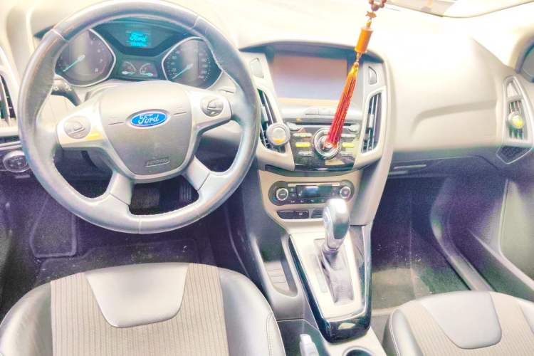 Used Ford Focus 2012 Hatchback 1.6L Automatic Fashion Edition Center Console
