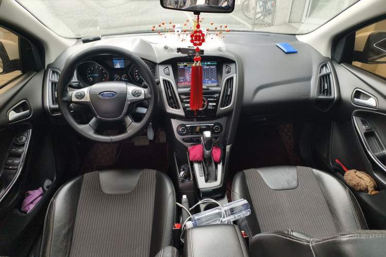 Used Ford Focus 2012 Hatchback 1.6L Automatic Fashion Edition Center Console