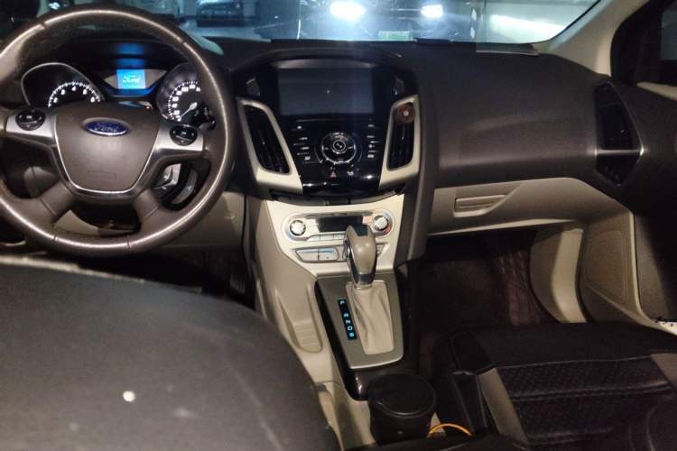 Used Ford Focus 2012 Sedan 1.6L Automatic Fashion Edition Center Console