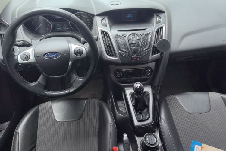 Used Ford Focus 2012 Sedan 1.6L Manual Fashion Edition Center Console