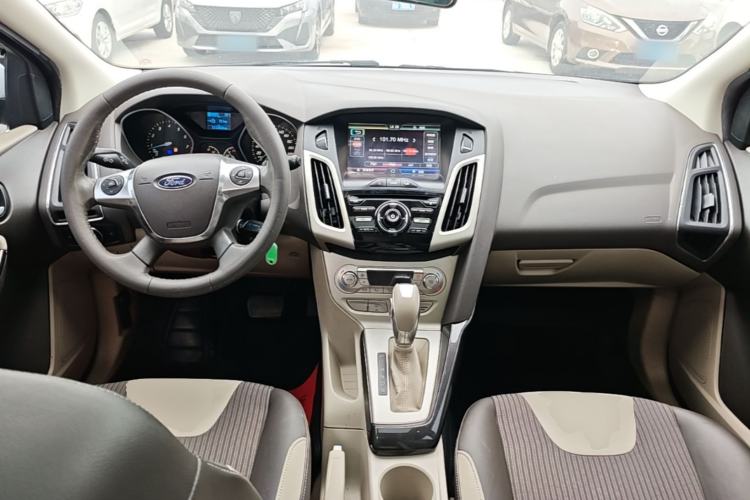 Used Ford Focus 2012 Hatchback 1.6L Automatic Fashion Edition Center Console