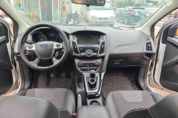Used Ford Focus 2012 Sedan 1.6L Manual Fashion Edition Center Console