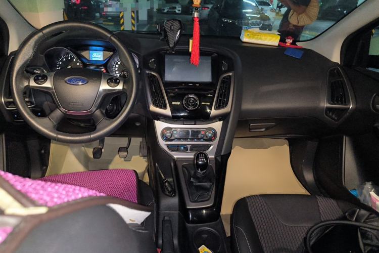 Used Ford Focus 2012 Sedan 1.6L Manual Fashion Edition Center Console