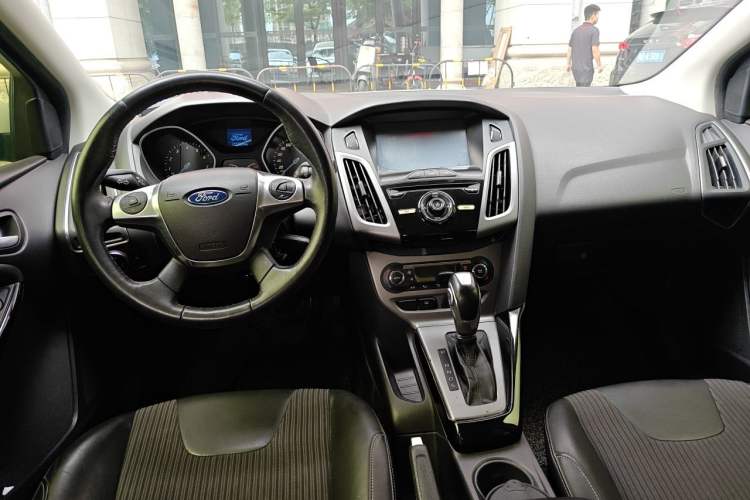 Used Ford Focus 2012 Sedan 1.6L Automatic Fashion Edition Center Console