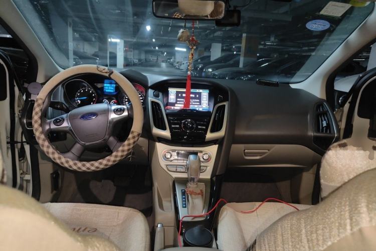 Used Ford Focus 2012 Sedan 1.6L Automatic Fashion Edition Center Console