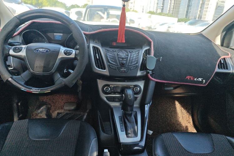 Used Ford Focus 2012 Sedan 1.6L Automatic Fashion Edition Center Console