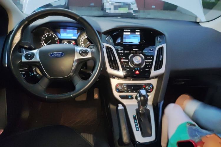Used Ford Focus 2012 Hatchback 2.0L Automatic Luxury Sport Model Center Console