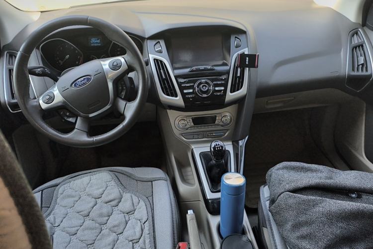 Used Ford Focus 2012 Sedan 1.6L Manual Fashion Edition Center Console