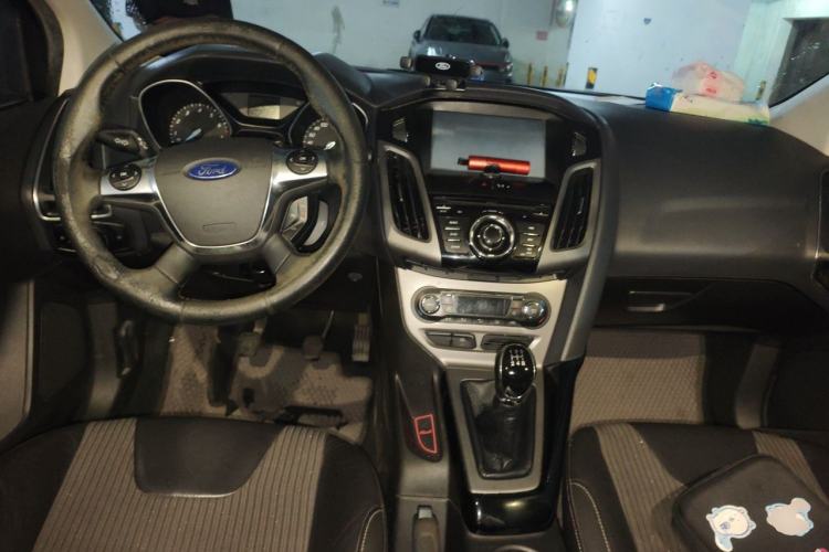 Used Ford Focus 2012 Sedan 1.6L Manual Fashion Edition Center Console