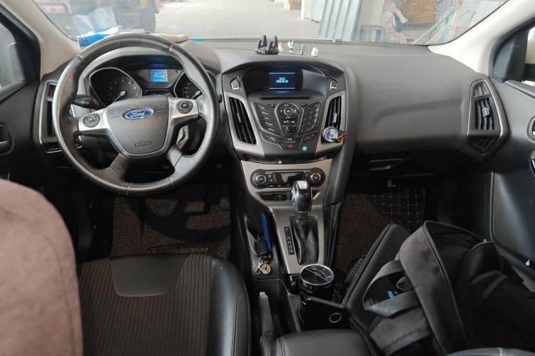 Used Ford Focus 2012 Sedan 1.6L Automatic Fashion Edition Center Console