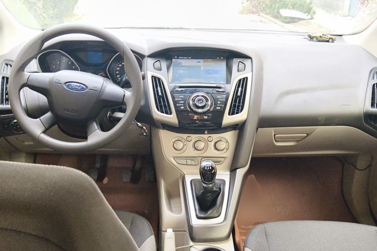 Used Ford Focus 2012 Sedan 1.6L Manual Comfort Model Center Console