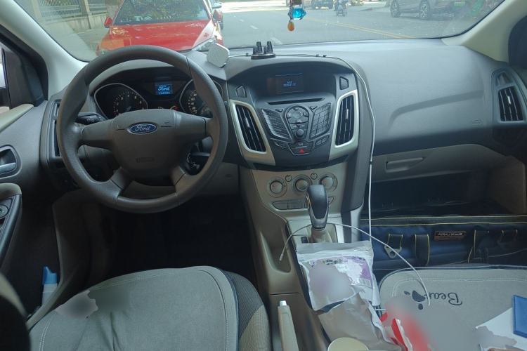 Used Ford Focus 2012 Sedan 1.6L Automatic Comfort Model Center Console