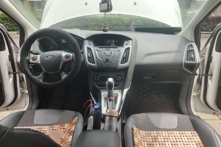 Used Ford Focus 2012 Hatchback 1.6L Automatic Fashion Edition Center Console