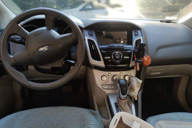 Used Ford Focus 2012 Sedan 1.6L Automatic Comfort Model Center Console