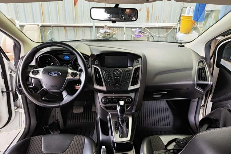 Used Ford Focus 2012 Hatchback 1.6L Automatic Fashion Edition Center Console