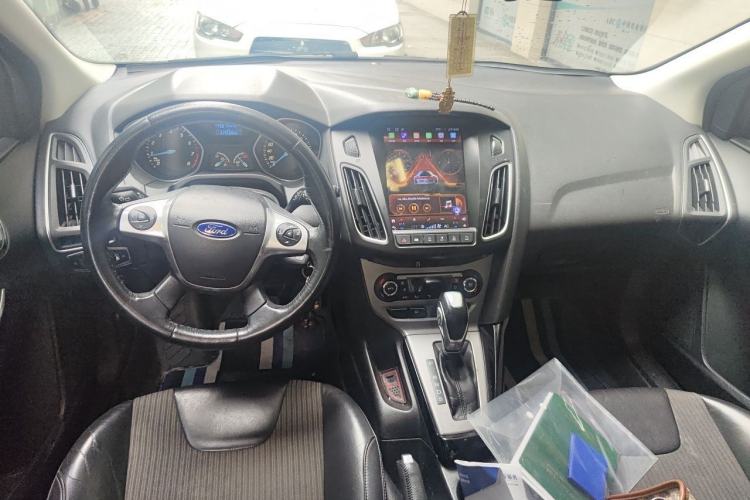 Used Ford Focus 2012 Hatchback 1.6L Automatic Fashion Edition Center Console