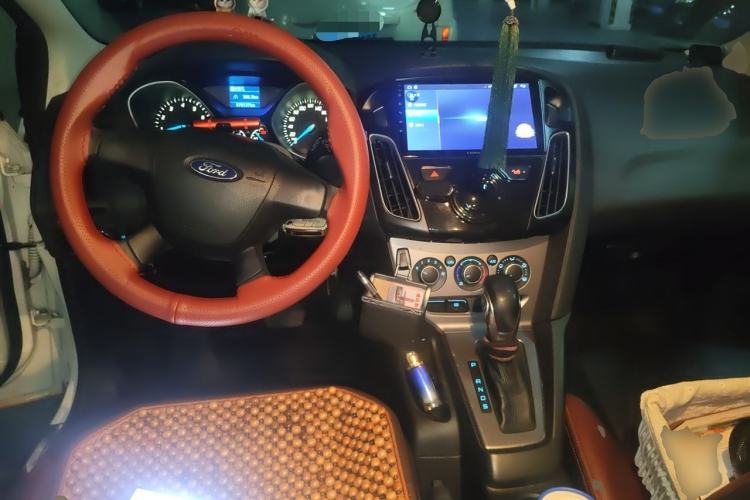 Used Ford Focus 2012 Hatchback 1.6L Automatic Comfort Model Center Console
