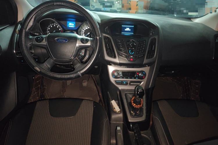 Used Ford Focus 2012 Sedan 1.6L Manual Fashion Edition Center Console