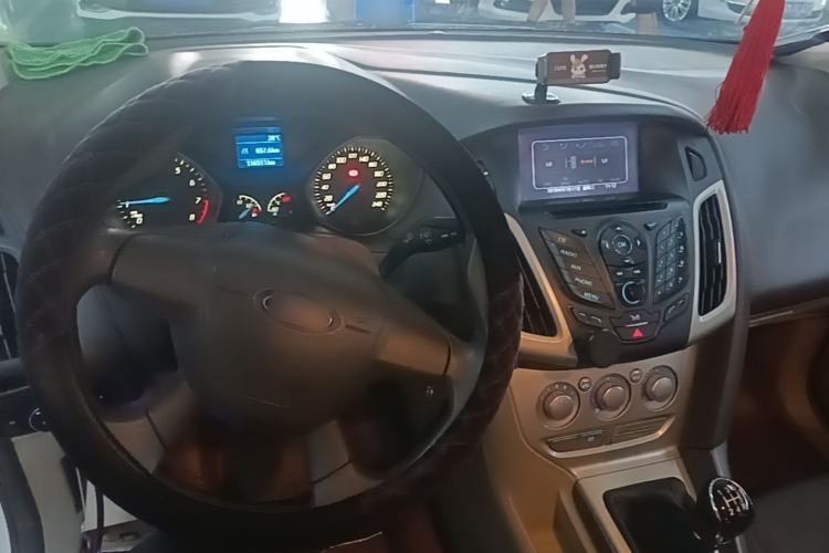 Used Ford Focus 2012 Sedan 1.6L Manual Comfort Model Center Console