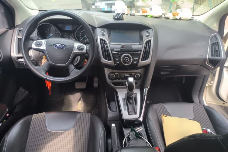Used Ford Focus 2012 Sedan 1.6L Automatic Fashion Edition Center Console