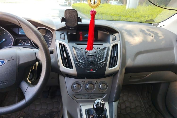 Used Ford Focus 2012 Sedan 1.6L Manual Comfort Model Center Console