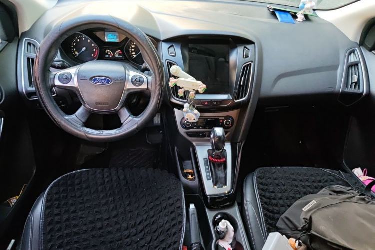 Used Ford Focus 2012 Hatchback 1.6L Automatic Fashion Edition Center Console