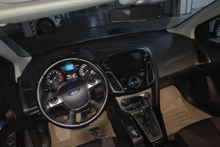 Used Ford Focus 2012 Hatchback 1.6L Automatic Fashion Edition Center Console