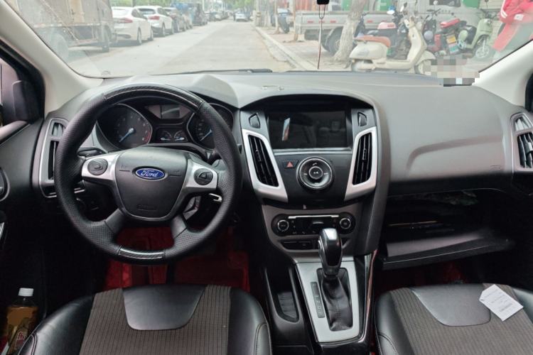 Used Ford Focus 2012 Sedan 1.6L Automatic Fashion Edition Center Console