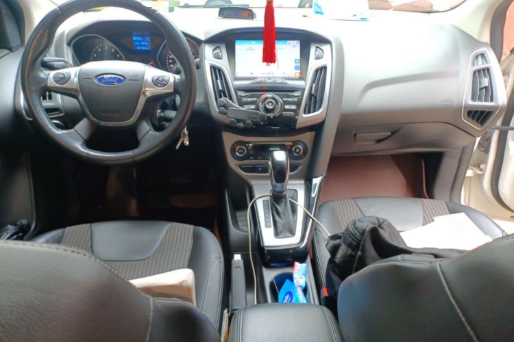 Used Ford Focus 2012 Sedan 1.6L Automatic Fashion Edition Center Console