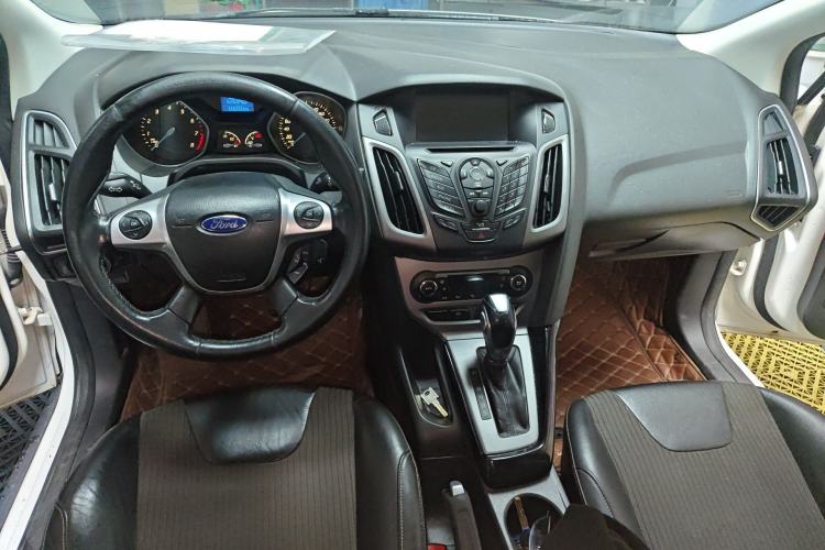 Used Ford Focus 2012 Sedan 1.6L Automatic Fashion Edition Center Console