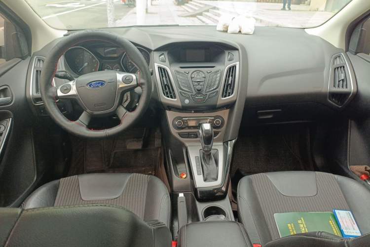 Used Ford Focus 2012 Sedan 1.6L Automatic Fashion Edition Center Console