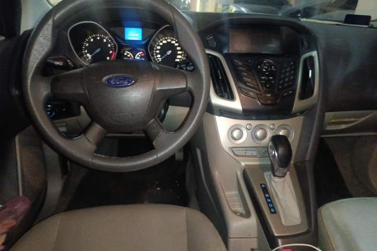 Used Ford Focus 2012 Sedan 1.6L Automatic Comfort Model Center Console