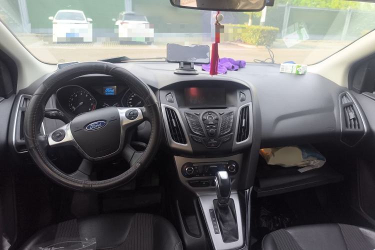 Used Ford Focus 2012 Sedan 1.6L Automatic Fashion Edition Center Console