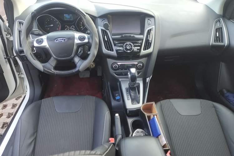 Used Ford Focus 2012 Sedan 1.6L Automatic Fashion Edition Center Console