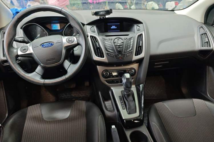Used Ford Focus 2012 Hatchback 1.6L Automatic Fashion Edition Center Console