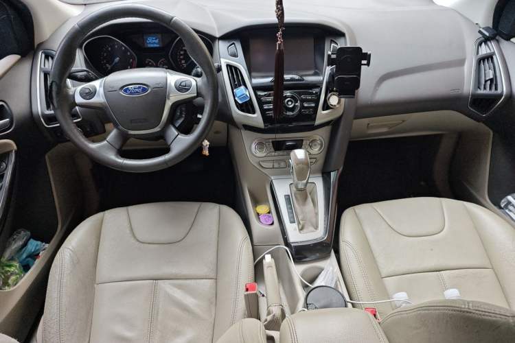 Used Ford Focus 2012 Hatchback 1.6L Automatic Fashion Edition Center Console