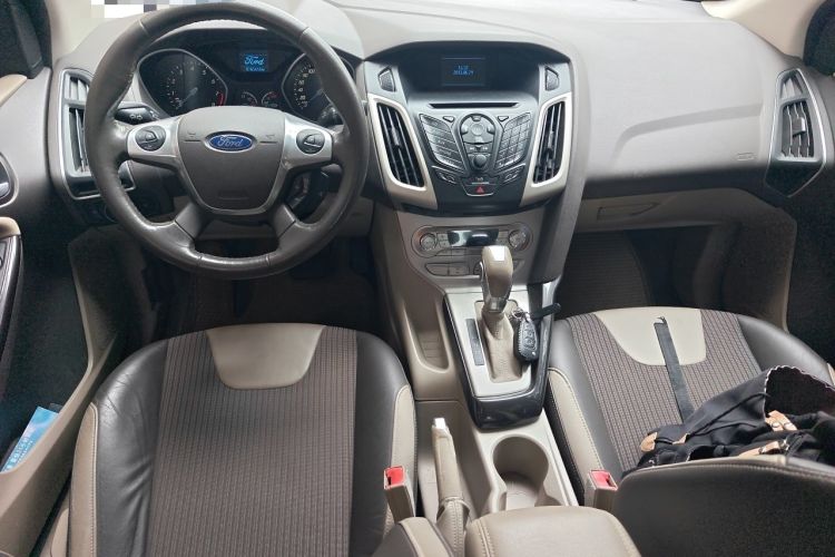 Used Ford Focus 2012 Sedan 1.6L Automatic Fashion Edition Center Console