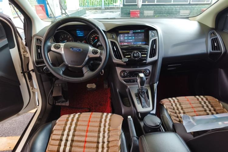 Used Ford Focus 2012 Hatchback 1.6L Automatic Fashion Edition Center Console