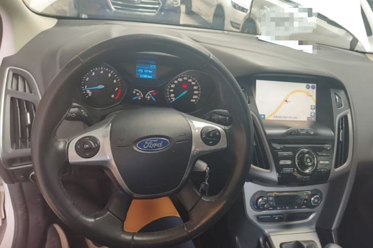 Used Ford Focus 2012 Sedan 1.6L Manual Fashion Edition Center Console