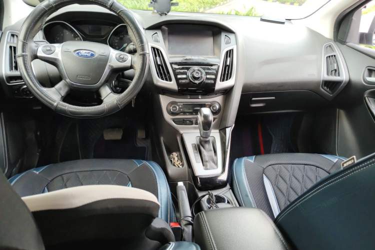 Used Ford Focus 2012 Sedan 1.6L Automatic Fashion Edition Center Console