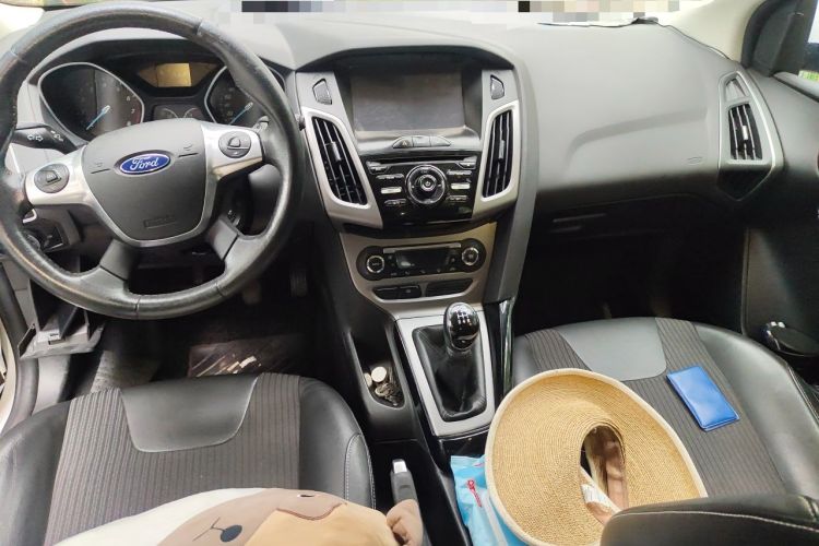 Used Ford Focus 2012 Hatchback 1.6L Manual Fashion Edition Center Console
