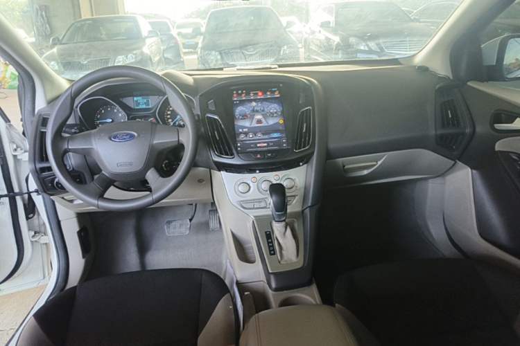 Used Ford Focus 2012 Sedan 1.6L Automatic Comfort Model Center Console